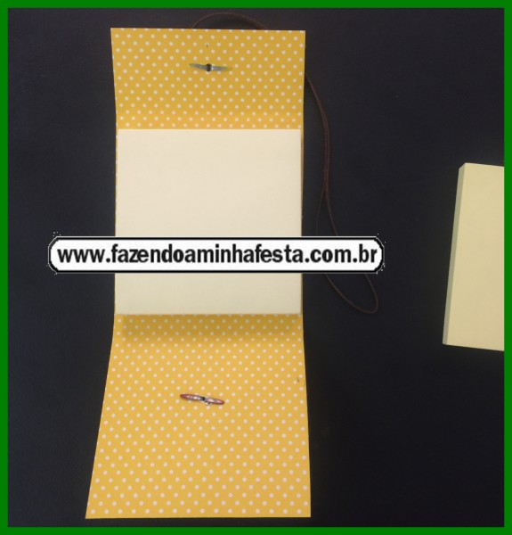 Assim deve ficar posicionado o bloquinho no papel, para fazer os furos na parte de cima e de baixo