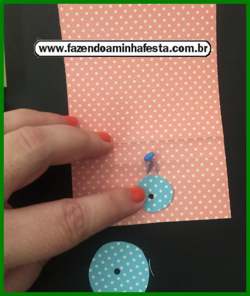 Coloque o círculo menor em cima, com uma bailarina (colchetes mini, encontrados no mercado livre)