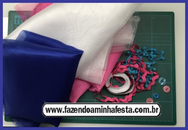 Material: 3 a 5 metros de organza, dependendo do tamanho da criança, fita ou elástico para cintura e fitas para decorar)