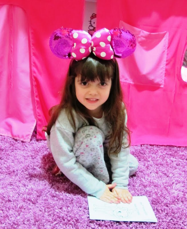 Depois, é só juntar as folhas, com a capa por fora, e as folhas brancas por dentro dobrar ao meio.