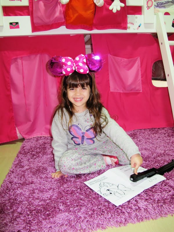 Depois, grampear duas vezes bem na dobra do meio. Pode ser um pouco difícil grampear com grampeador pequeno. Eu tenho esse grampeador especial, mais longo.