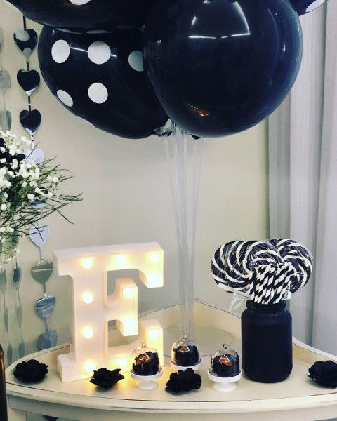 Decoração feita em casa no tema Asas de Anjo Branco e Preto, com vidros de conserva pintados em casa