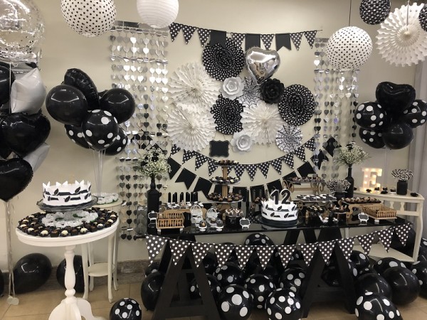 Decoração completa, feita nos móveis da casa com tema Asas de Anjo Branco e Preto