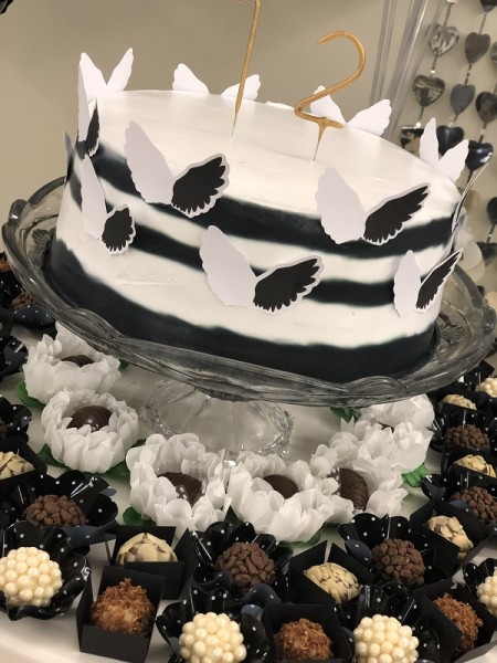 Bolo no tema Asas de Anjo Branco e Preto