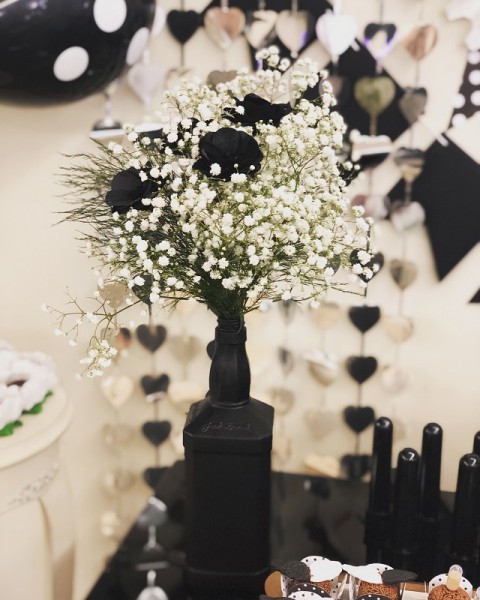 Garrafas pintadas em casa, com flores mosquitinho e flores de madeira pintadas com spray