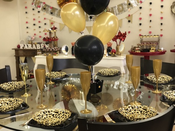 As mesas com descartáveis no tom do tema