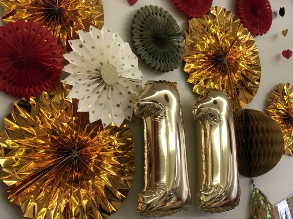 Balões com idade da aniversariante, dão um tom especial à parede