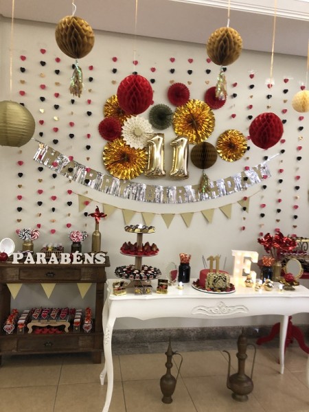 Nossa Festa decorada sem personagem, no tema Dourado e Vermelho