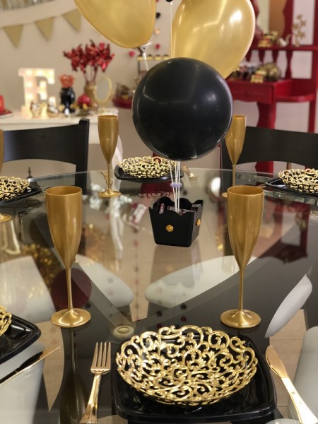 A mesa com os descartáveis de luxo