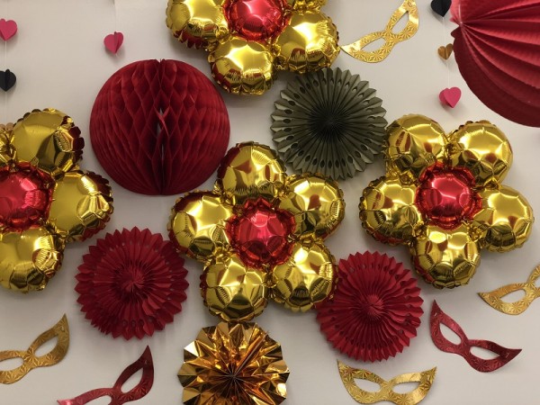 balões misturados com rosetas de papel