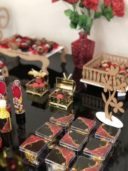 Personalizados em Dourado e Vermelho