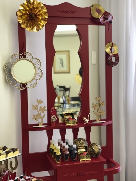 Decoração mistura enfeites da casa com personalizados Dourado e Vermelho