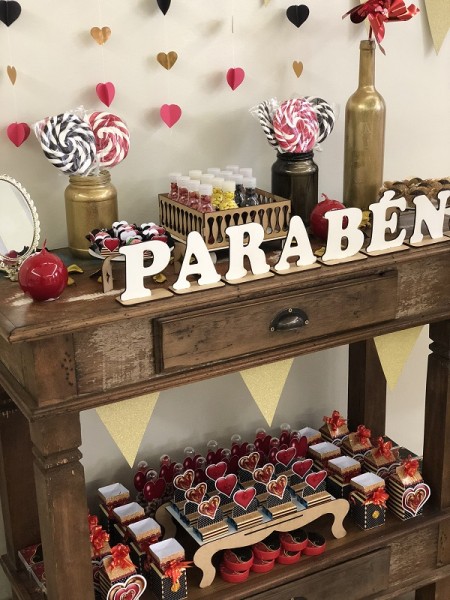 Decoração nos móveis da casa, em Dourado e Vermelho