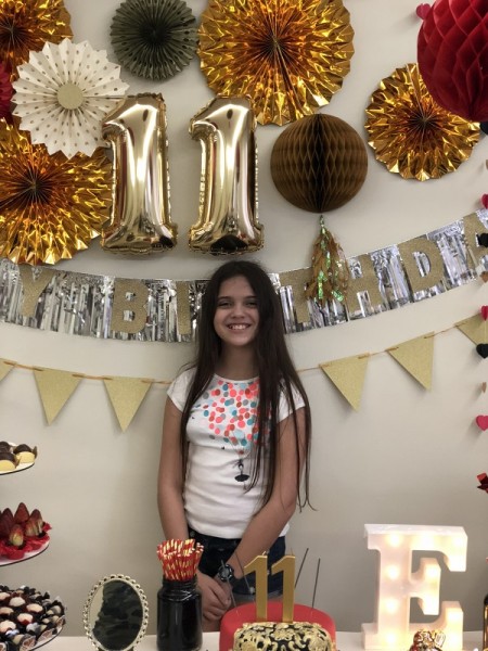 A aniversariante que escolheu o tem asem personagem e ficou radiante com o resultado que ela ajudou a montar