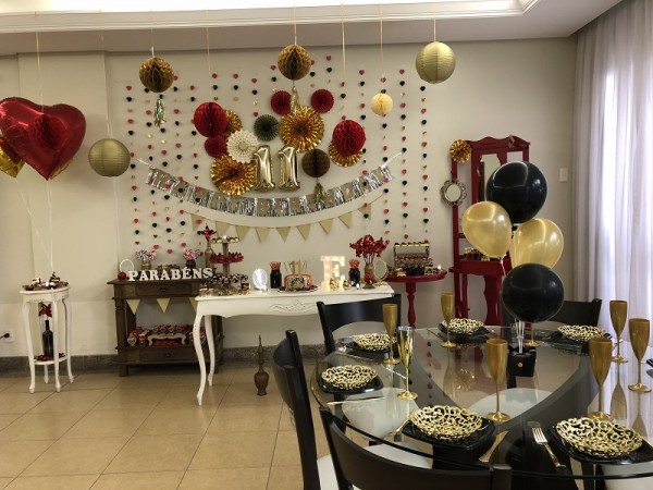 A mesa Dourado e Vermelho