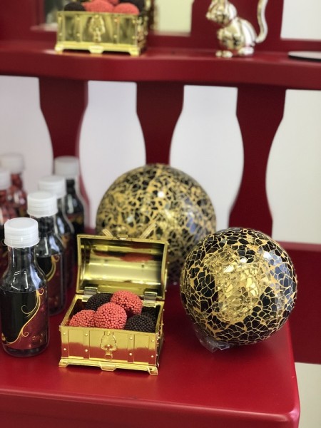 Baú de plástico dourado com balas Dourado e Vermelho
