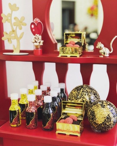 Decorando uma chapeleira da nossa casa, vários itens no tema Dourado e Vermelho