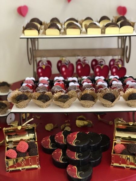 Mesa dos docinhos Dourado e Vermelho