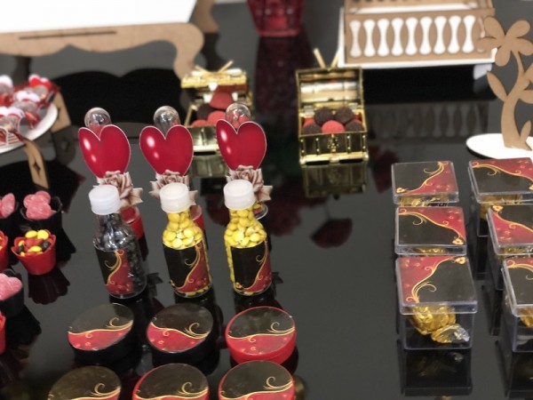 Guloseimas personalizadas em Dourado e Vermelho