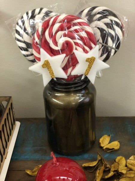 Vidros de conserva pintados no tema da festa, confira no nosso passo a passo de como fazer em casa