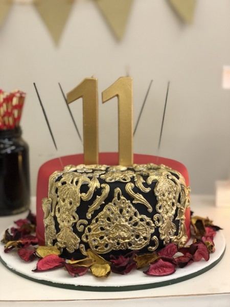 Bolo com tema da festa, Dourado e Vermelho