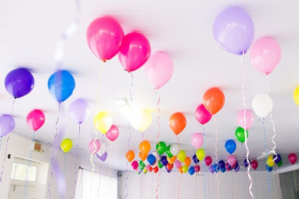 Balões no teto para animar a decoração