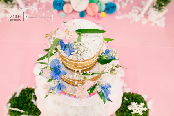 Bolo Naked com flores naturais