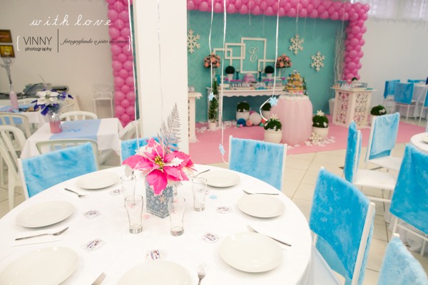 Cadeiras e centro de mesa decorados