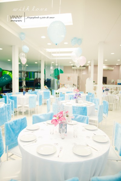 Salão, os tecidos azuis das cadeiras foram cortados com tesoura, sem costura