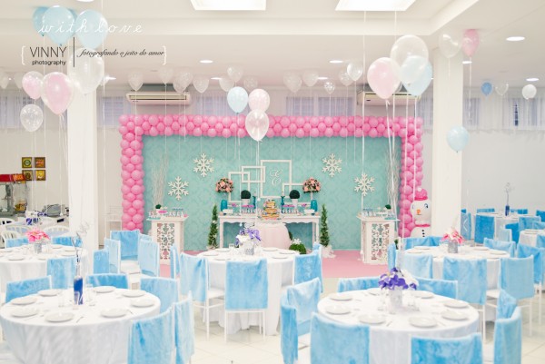 Decoração do salão em cores rosa e azul bebê