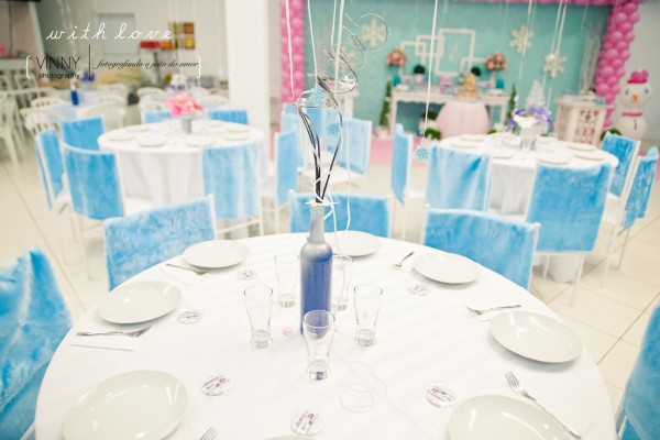 Centro de mesa com garrafas pintadas em casa, passo a passo no site